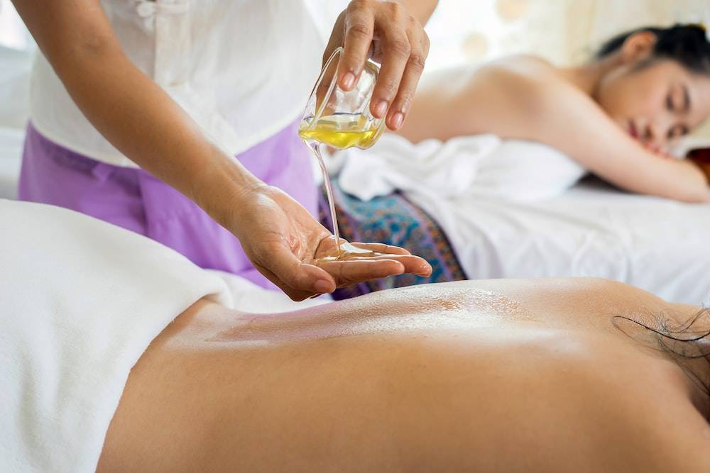 Cadeau saint-valentin 2023 pour femme - Massage à l'huile tiède !